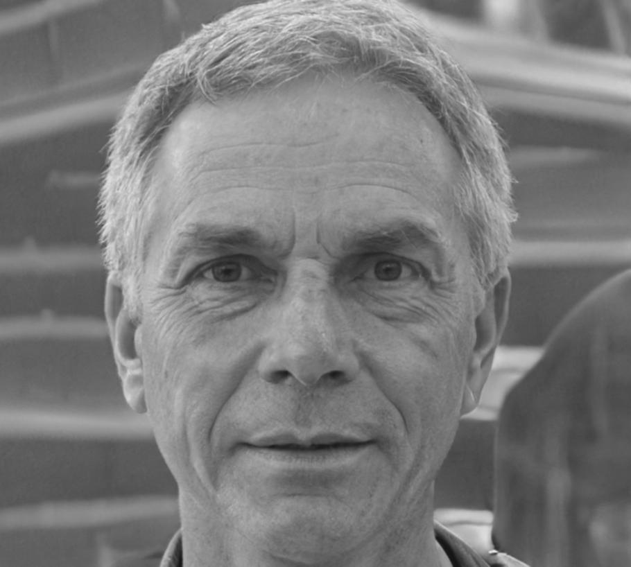 Retrato profesional de Arnau Vilanova, analista financiero senior